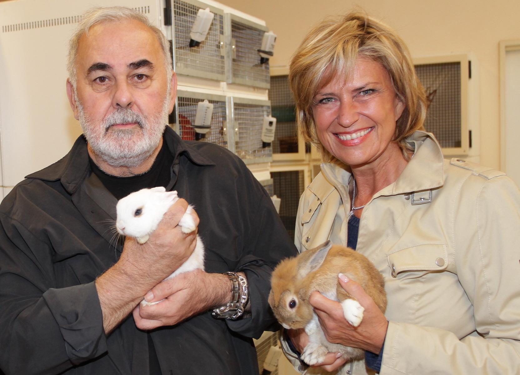 "Bei uns zu Hause kann man sich überhaupt nicht vorstellen, wie man ohne die Freude an einem vierbeinigen Gefährten leben kann. Zu meiner Familie gehören zurzeit drei Hunde und eine Katze." 2012 besuchte Starfriseur Udo Walz das Nürnberger Tierheim.