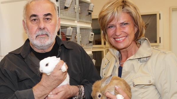 "Bei uns zu Hause kann man sich überhaupt nicht vorstellen, wie man ohne die Freude an einem vierbeinigen Gefährten leben kann. Zu meiner Familie gehören zurzeit drei Hunde und eine Katze." 2012 besuchte Starfriseur Udo Walz das Nürnberger Tierheim.