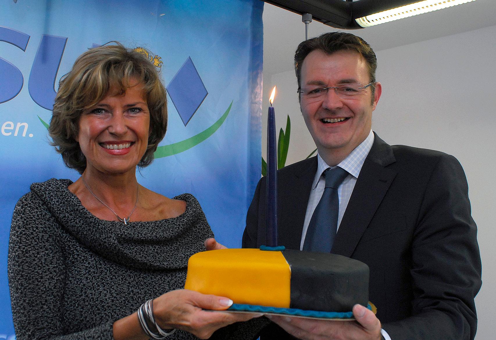 Die Bundestagsabgeordneten Dagmar Wöhrl und Michael Frieser feiern im September 2010 mit einer Torte die seit einem Jahr bestehende christlich-liberale Koalition.