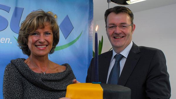 Die Bundestagsabgeordneten Dagmar Wöhrl und Michael Frieser feiern im September 2010 mit einer Torte die seit einem Jahr bestehende christlich-liberale Koalition.