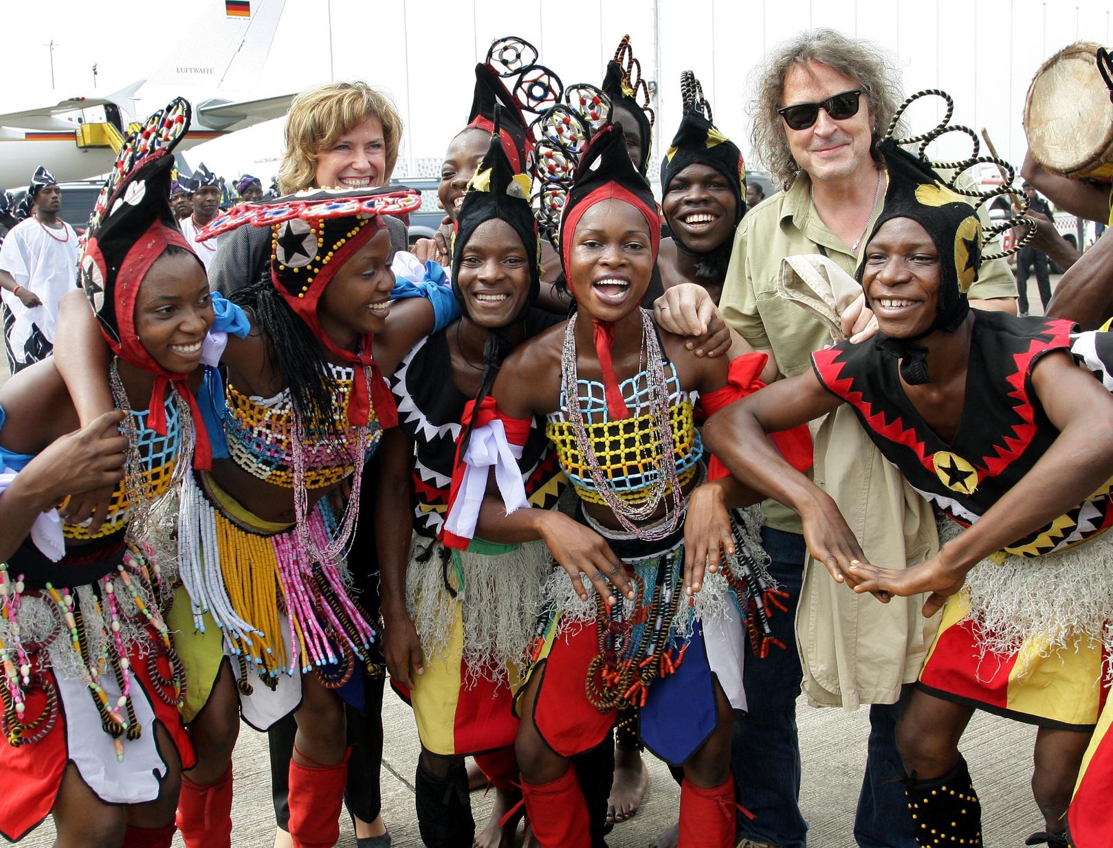 Von Nürnberg in alle Welt: In Nigeria sieht Dagmar Wöhrl mit Wolfgang Niedecken, dem Sänger der Kölner Rockgruppe BAP, einer Tanzgruppe zu.