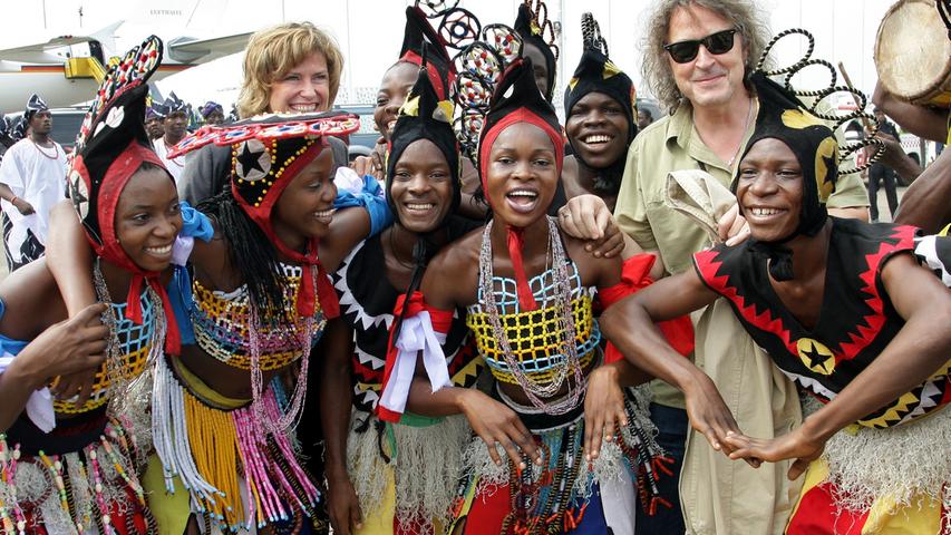 Von Nürnberg in alle Welt: In Nigeria sieht Dagmar Wöhrl mit Wolfgang Niedecken, dem Sänger der Kölner Rockgruppe BAP, einer Tanzgruppe zu.