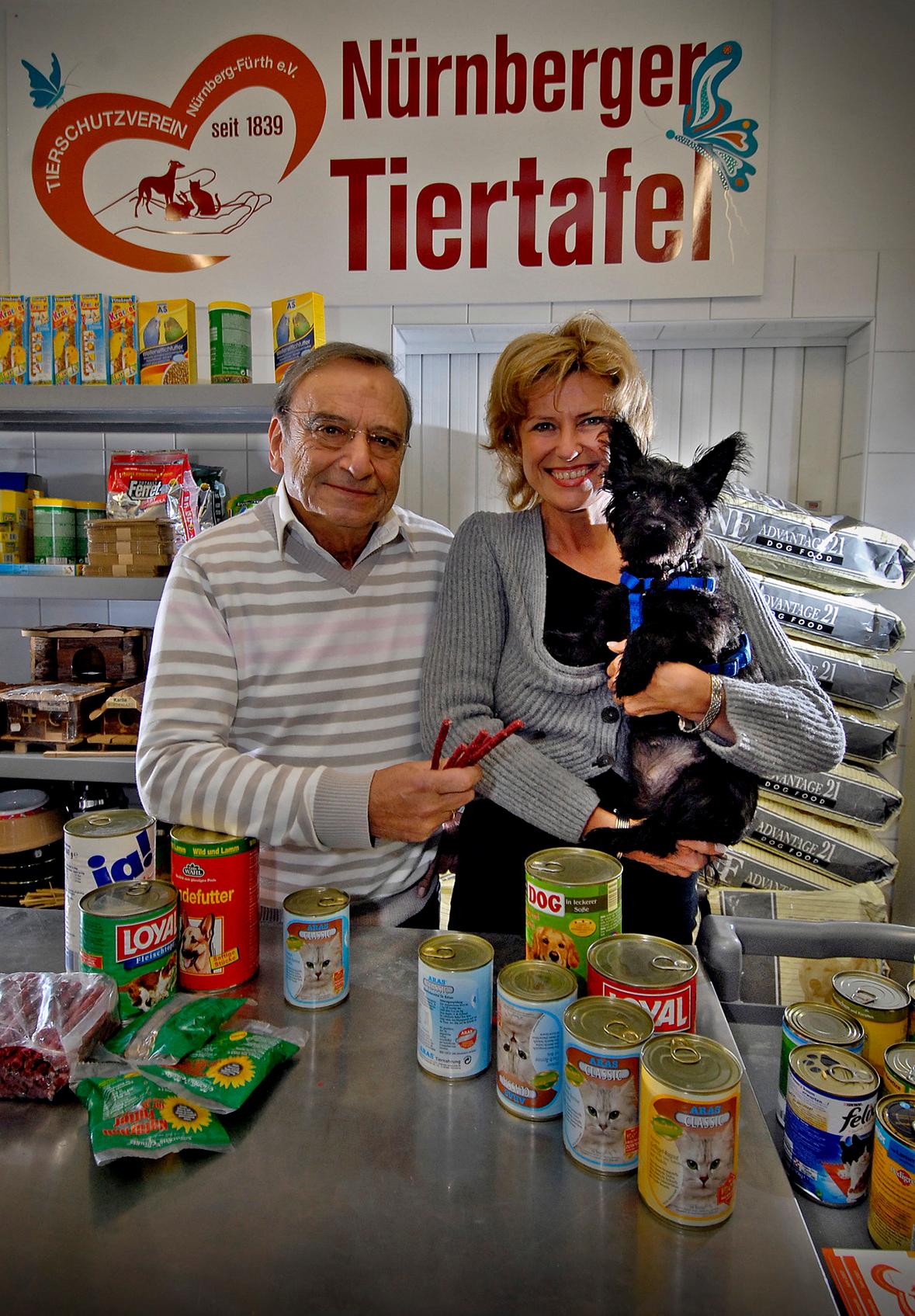 Als Präsidentin des Tierschutzvereins Nürnberg-Fürth engagiert sich Wöhrl auch für die Rechte von Tieren. Auf ihrer Homepage schreibt sie: