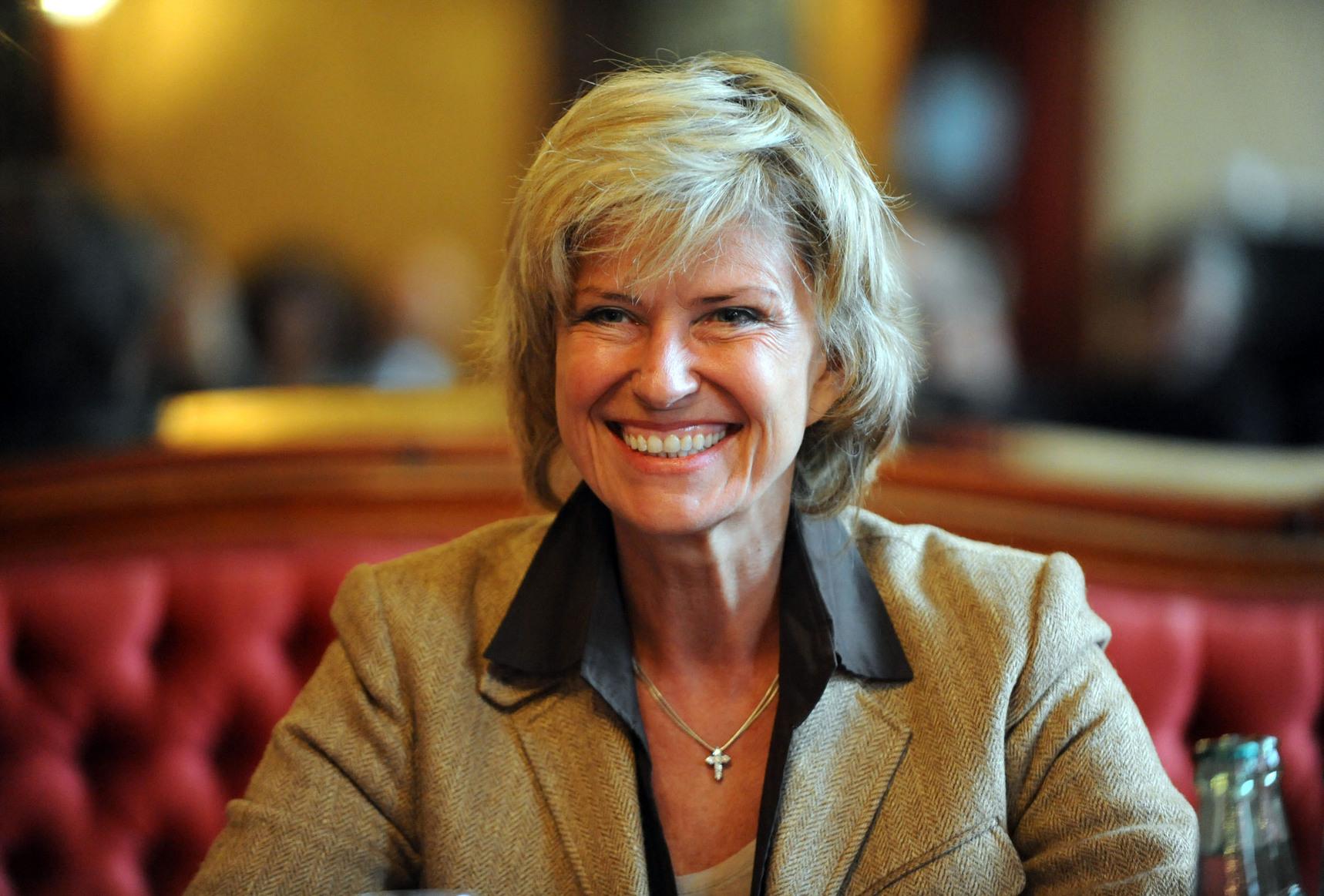 Die Bundestagsabgeordnete unterstützt die junge "MET", zeitgenössisches Musiktheater für junge Menschen am Fürther Stadttheater. Die Gründung im März 2012 feierte sie bei der Aufführung der Kammeroper "Der starke Wanja".