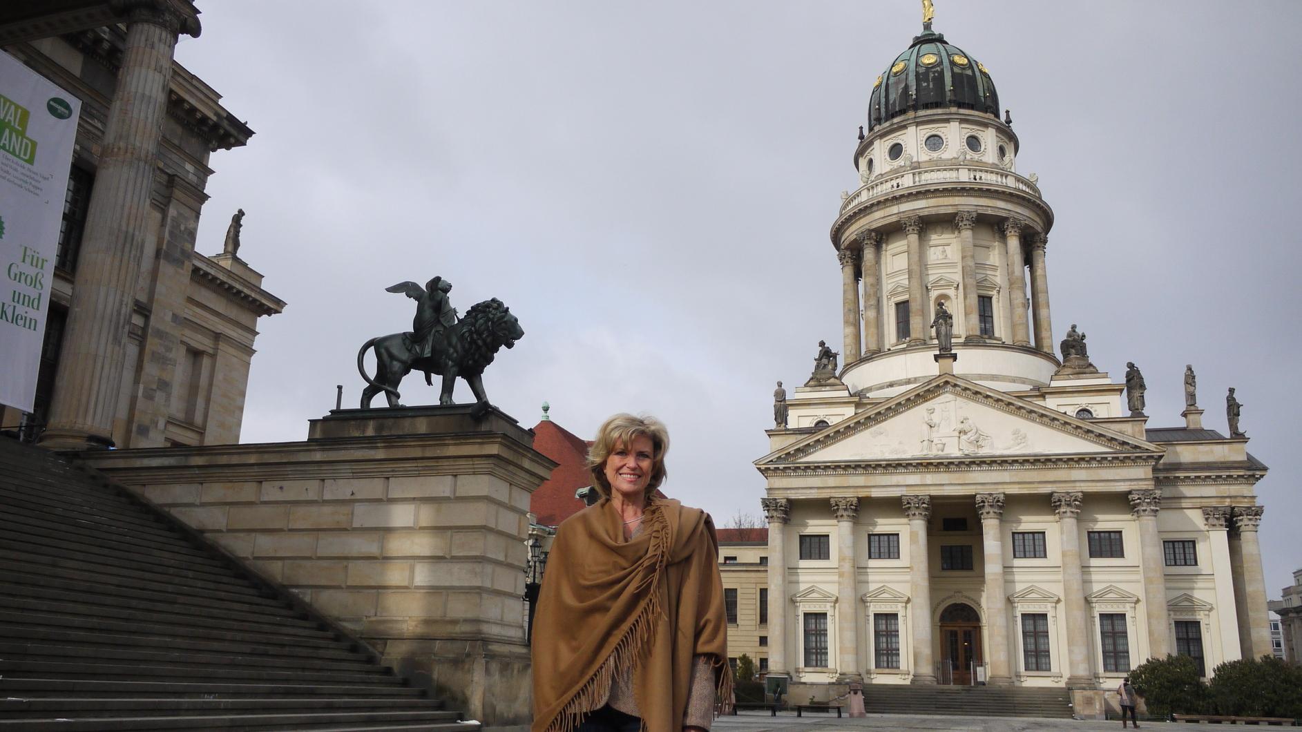 In Berlin engagiert sich die Nürnbergerin für Enwicklungshilfe. Wöhrl ist Vorsitzende des Ausschusses für wirtschaftliche Zusammenarbeit und Entwicklung und stellvertretendes Mitglied im Auswärtigen Ausschuss des Deutschen Bundestages.
