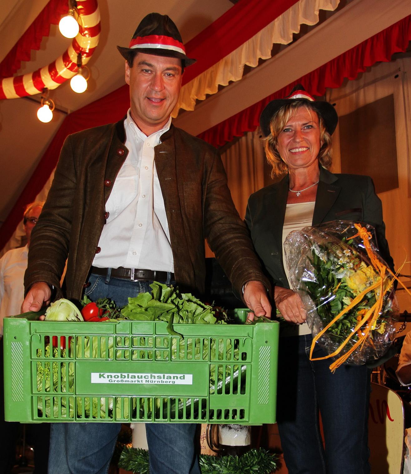 Für den bayerischen Finanzminister Markus Söder gab es frisches Gemüse und für Dagmar Wöhrl Blumen. Gemeinsam eröffneten die beiden CSU-Politiker die Kirchweih im Nürnberger Stadtteil Schnepfenreuth.