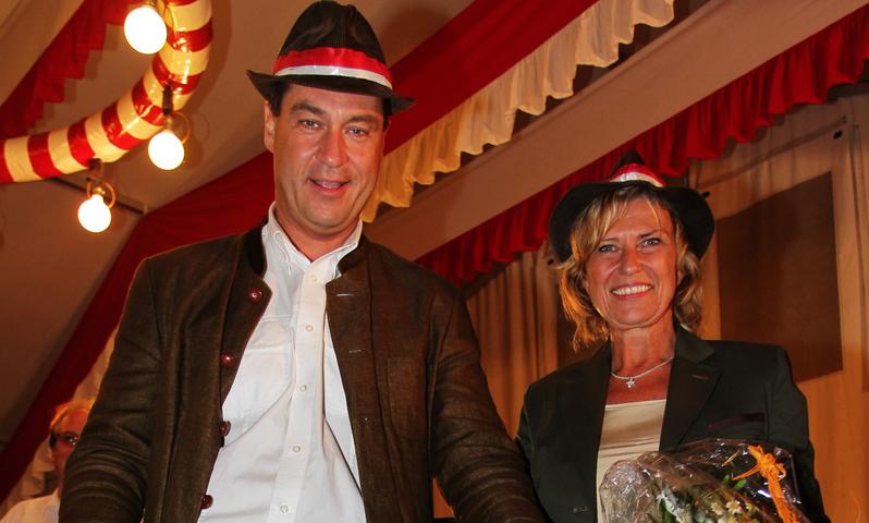 Für den bayerischen Finanzminister Markus Söder gab es frisches Gemüse und für Dagmar Wöhrl Blumen. Gemeinsam eröffneten die beiden CSU-Politiker die Kirchweih im Nürnberger Stadtteil Schnepfenreuth.