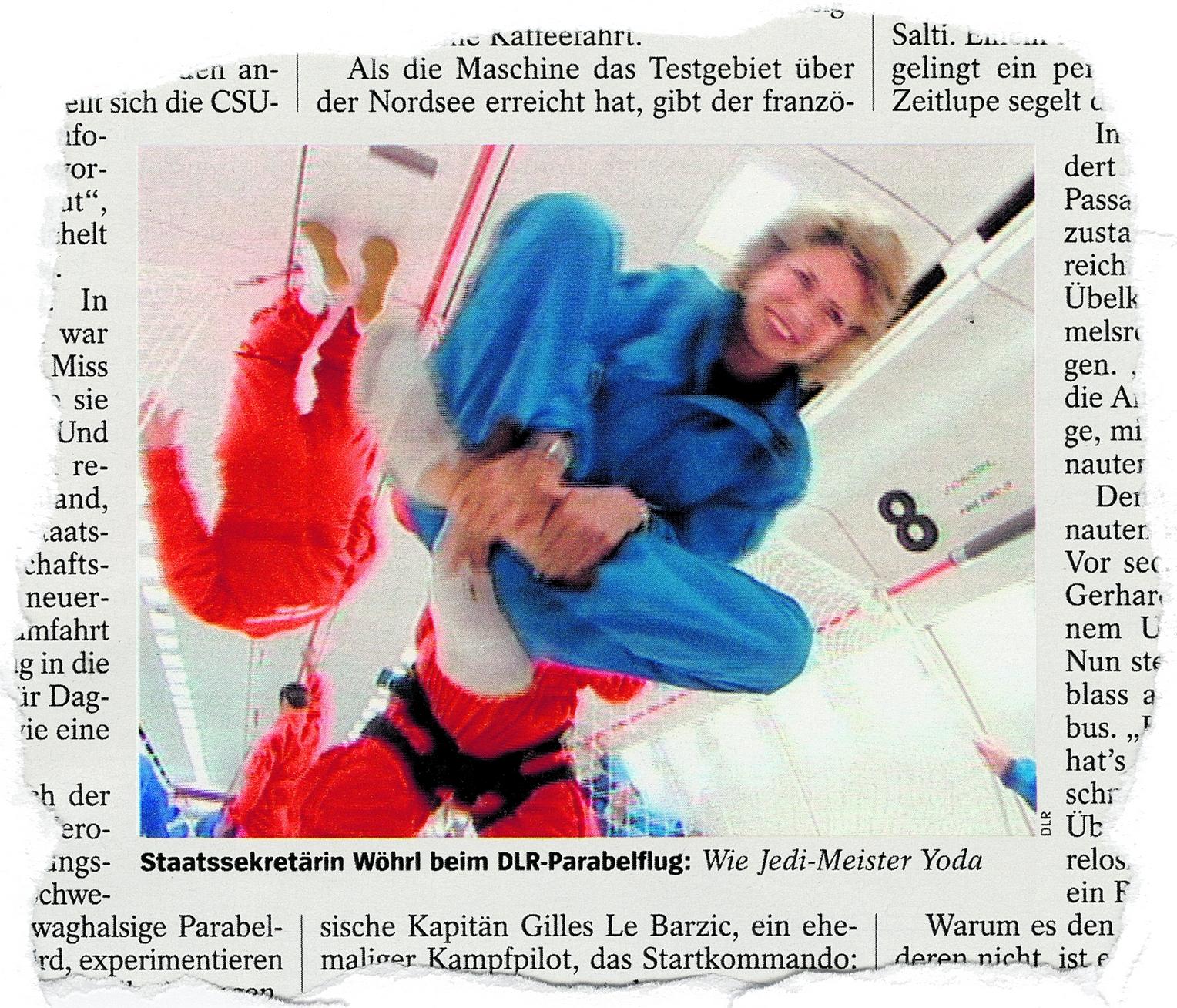 ... schwebt in der Schwerelosigkeit bei einem Parabelflug am Deutschen Zentrum für Luft und Raumfahrt...