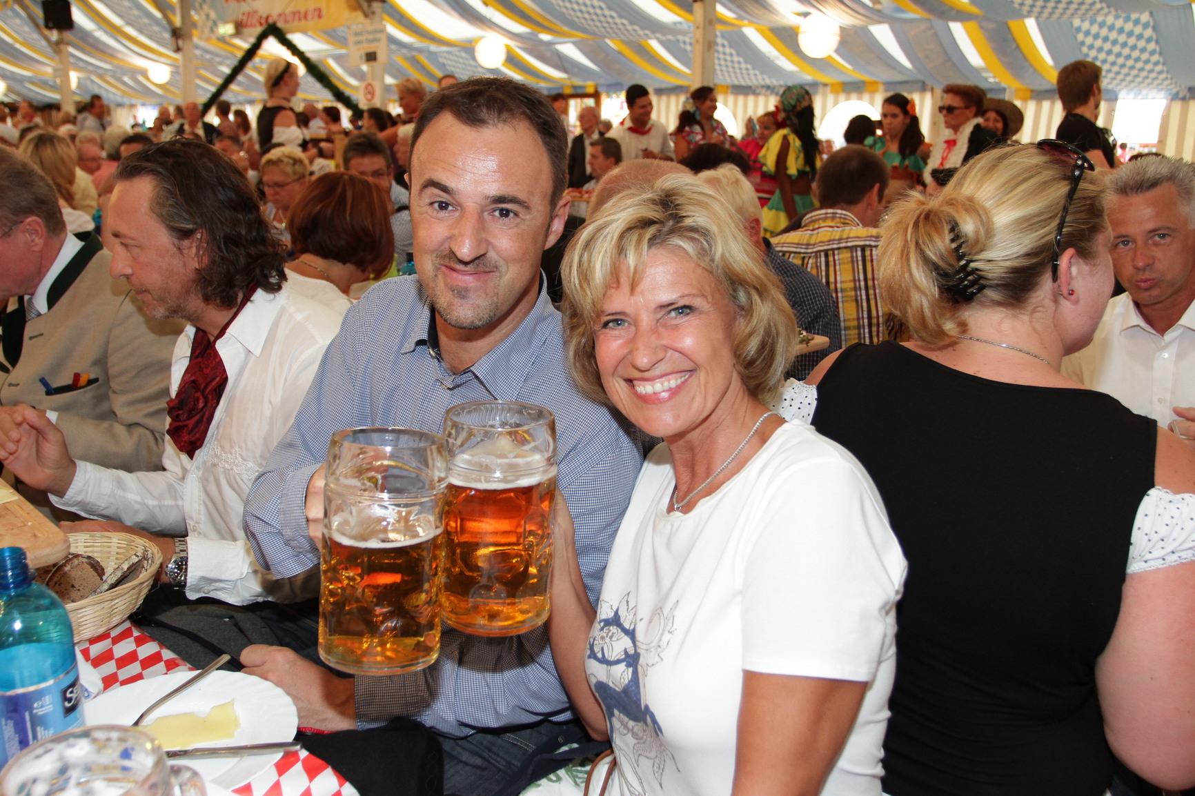 Dagmar Wöhrl und Tucher Verkaufsdirektor Jörg Träger beim Bieranstich des 154. Nürnberger Herbstvolksfest.