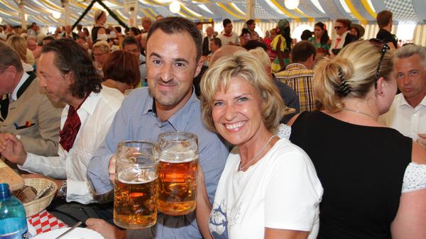 Dagmar Wöhrl und Tucher Verkaufsdirektor Jörg Träger beim Bieranstich des 154. Nürnberger Herbstvolksfest.