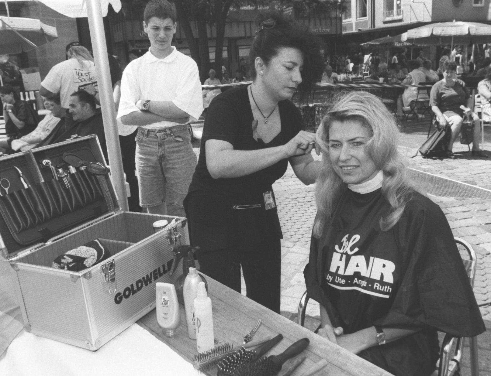 Für die Aids-Hilfe ließ sich Dagmar Wöhrl im Juli 1999 die blonde Haarpracht abschneiden.