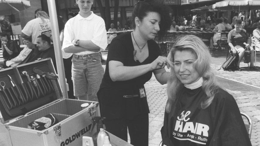 Für die Aids-Hilfe ließ sich Dagmar Wöhrl im Juli 1999 die blonde Haarpracht abschneiden.