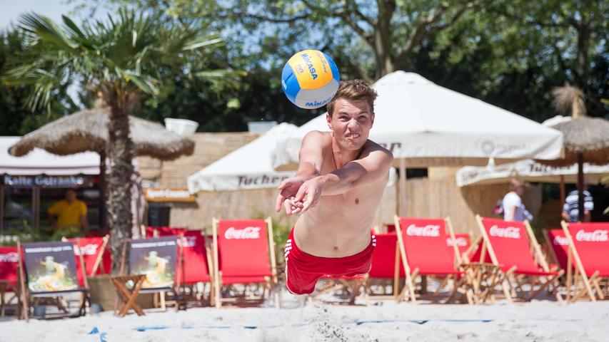 Mario nutzt das sonnige Wetter zu einer Runde Beach-Volleyball auf der Insel Schütt. Den Stadtstrand gibt es seit drei Jahren, und auch 2014 soll es eine Fortsetzung geben.