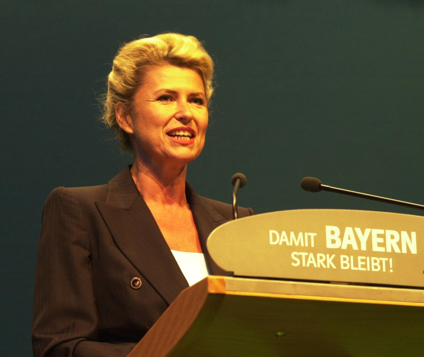Langfristig geschadet hat ihr der Aufritt aber nicht: Heute ist Wöhrl Mitglied des CSU-Präsidiums und Vorsitzende der CSU-Finanzkommission. Hier spricht sie 2003 beim CSU-Parteitag im Nürnberger Messezentrum.