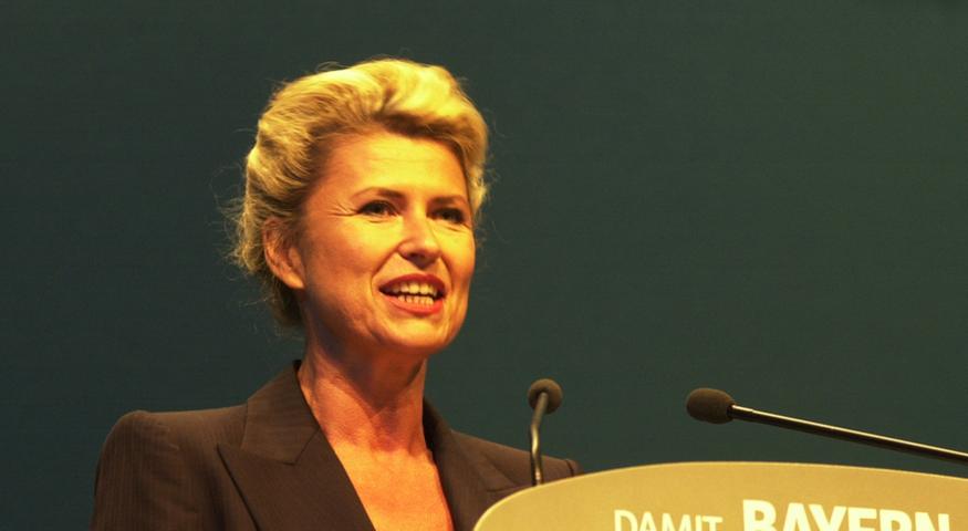 Langfristig geschadet hat ihr der Aufritt aber nicht: Heute ist Wöhrl Mitglied des CSU-Präsidiums und Vorsitzende der CSU-Finanzkommission. Hier spricht sie 2003 beim CSU-Parteitag im Nürnberger Messezentrum.