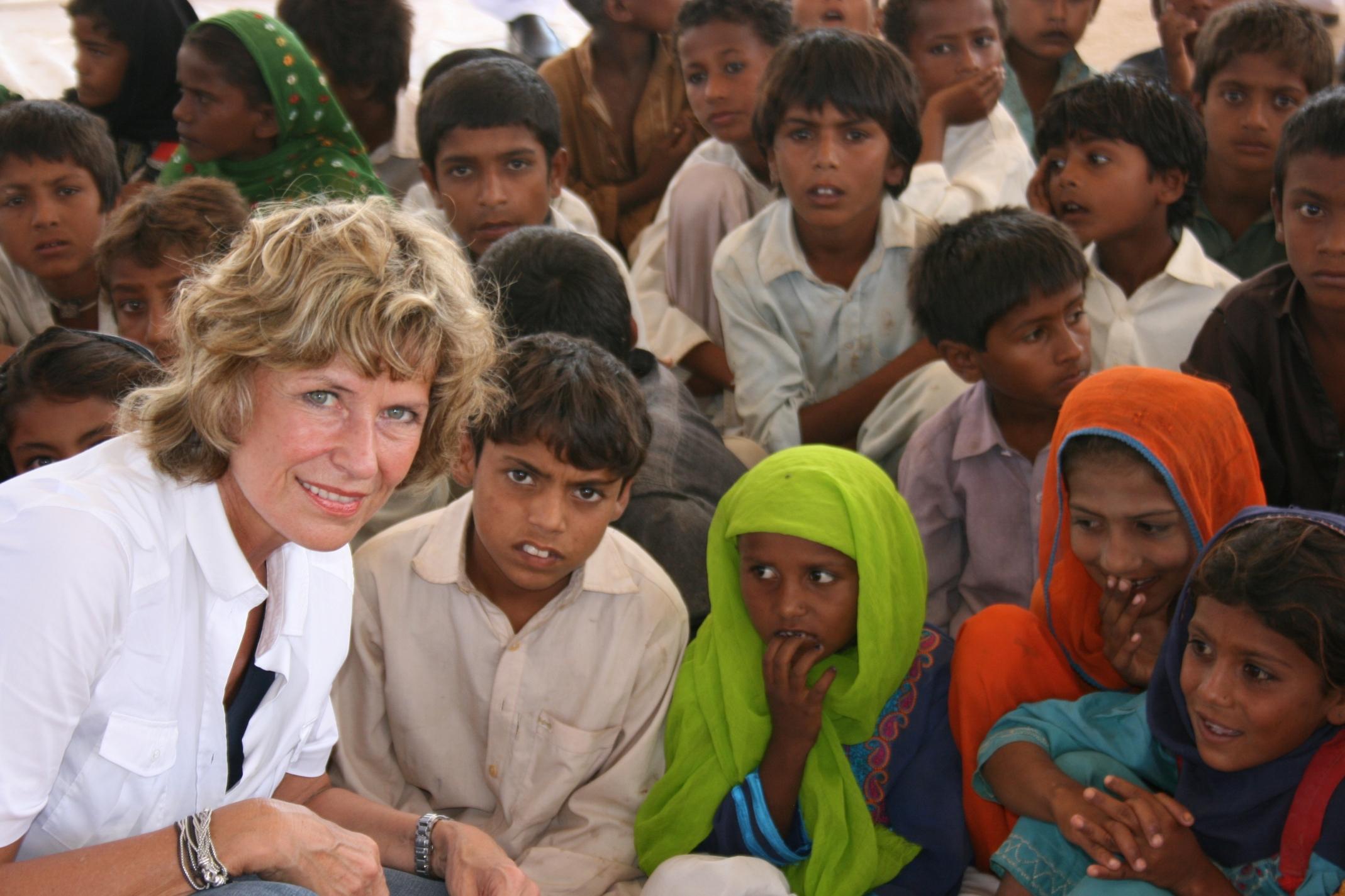 ... verunglückte im Alter von zwölf Jahren. Zu seinem Gedenken gründete die Familie die Emanuel-Wöhrl-Stiftung, die sich für Kinder in Entwicklungsländern einsetzt.