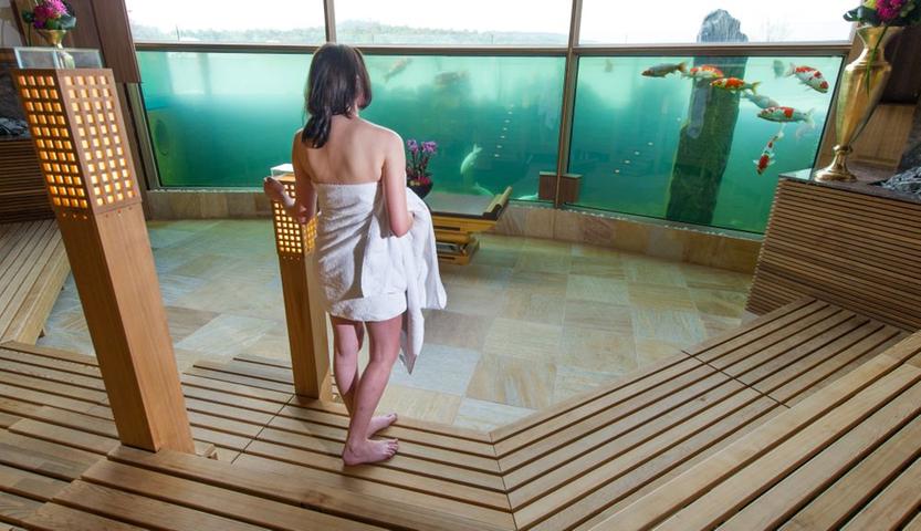 Badelatschen sind in der öffentlichen Sauna Pflicht, aus hygienischen Gründen - und der Gefahr eines Fußpilzes. Aber: Beim Saunagang bleiben die Latschen bitte draußen, die haben in der Kammer, auf dem Holz, nichts zu suchen.