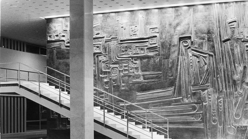 Die künstlerisch gestaltete Eingangswand: "Marmorboden und brillantes Licht geben dem Raum ein festliches Gepräge", so das Urteil eines Kritikers vor 50 Jahren.