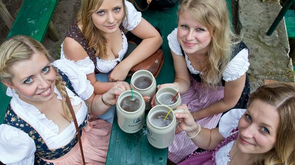 Voll im Trend: Gerade unter jungen Menschen erfreut sich die Trachtenmode mittlerweile größter Beliebtheit.