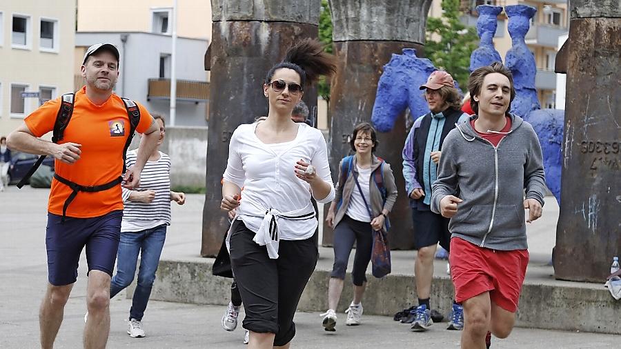 Jeden Donnerstag um 18.30 Uhr starten die „Freakrunner“ am Blauen Reiter. „Egal wie schnell oder verrückt, jeder kann mitlaufen“, sagt Organisator Jörg Bayer. Jeden Donnerstag um 18.30 Uhr starten die „Freakrunner“ am Blauen Reiter. „Egal wie schnell oder verrückt, jeder kann mitlaufen“, sagt Organisator Jörg Bayer.