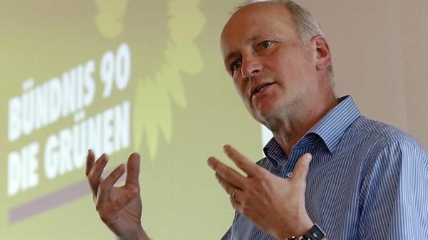 "Ich bin außerordentlich überrascht. Die SPD ist in Bayern und auch in ihrer Hochburg Nürnberg schwach und braucht jedes Zugpferd, Ulrich Maly ist erst 58 Jahre alt und genießt viel Einfluss und Popularität - all das sprach für mich klar für eine Kandidatur. Ich gehe davon aus, dass nun Christian Vogel antreten wird. Er hat als Bürgermeister mit Themen wie Tiergarten, Frankenschnellweg und Brückensanierungen die harte, unerquickliche Arbeit erledigt. Jetzt wird er wohl auch das Votum der Partei kriegen."
