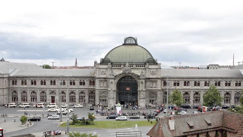 So kennen wir ihn: Der Hauptbahnhof mit Bahnhofsplatz und Eingang zum  Handwerkerhof im Jahre 2008.