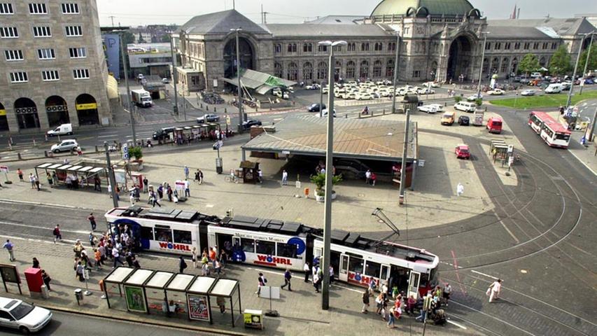 Der Vorplatz im Jahre 2005 – Größere Veränderungen waren damals noch nicht geplant. Kommende Umbauten sollten sich ganz auf das neue S-Bahn-Netz konzentrieren. Schade: Wo früher Brunnen und Bäume das Bild prägten, gibt es nun Parkplätze.