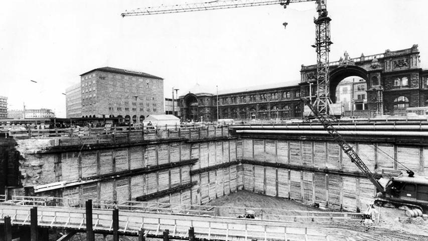 1975 war der Bahnhofsvorplatz kaum wieder zuerkennen. Aufgrund des U-Bahn-Baus wurde nicht nur der gesamte Vorplatz aufgerissen und in eine gewaltige Grube verwandelt. Auch die Mittelhalle wurde komplett entkernt.
