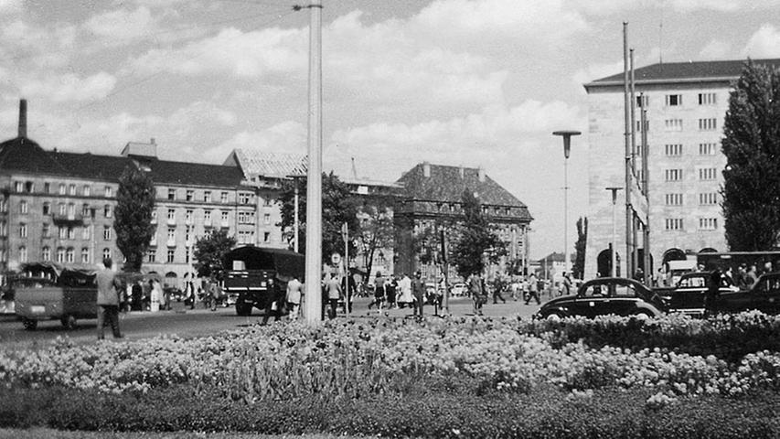 Nürnberg im Frühling 1954: Auf dem Bahnhofsvorplatz blühten zu dieser Zeit jede Menge Blumen inmitten eines Rasenrunds. Damals genügten den Volkswagen-Besitzern noch wenige Parkplätze, heute dagegen hat der Stellplatzbedarf für die Blechkarossen längst jedes Grün gefressen.