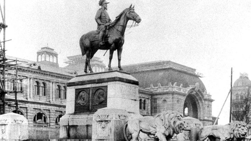 Kennen Sie diese Statue? Nein? Das Prinz-Luitpold-Denkmal dominierte von 1901 bis 1934 den Vorplatz des Nürnberger Hauptbahnhofes. Das Werk der Bildhauer Alois Mayer und Wilhelm von Rümann wurde 1934 auf Weisung der Nationalsozialisten demontiert und 1938 eingeschmolzen.