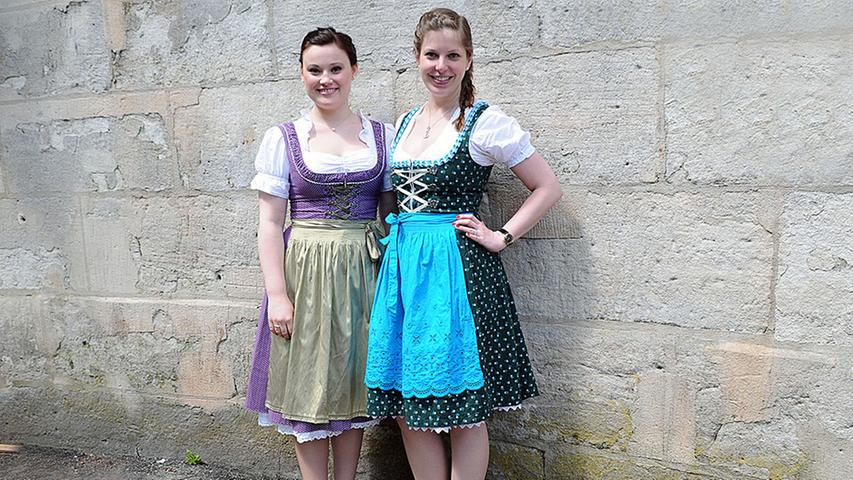 ...Dorothea (26, links) und Paula (25) treffen sie sich jedes Jahr zur Bergkirchweih: "Das hat bei uns schon Tradition", sagen sie.