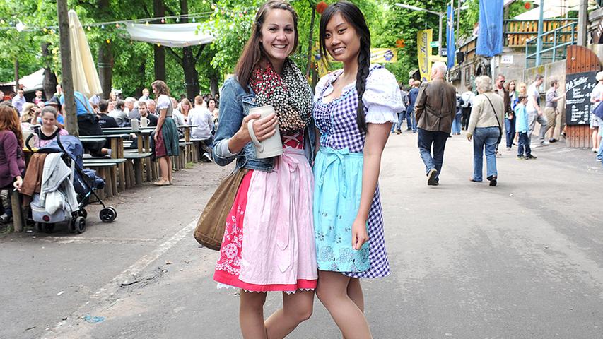Die Freundinnen Rebecca (23, links) und Nhien (20) sind traditionsbewusst: "Wir sind beide in Erlangen geboren und gehen jedes Jahr auf den Berg."