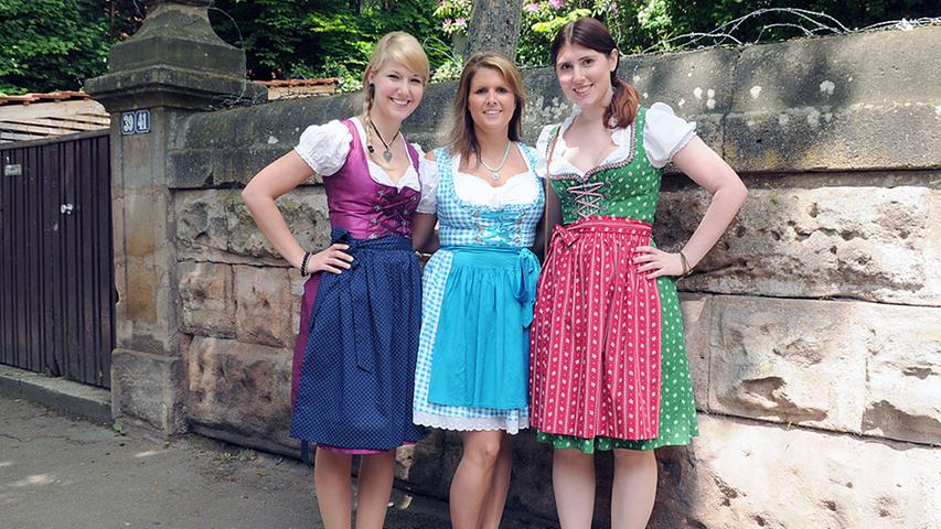 Lisa (28, von links), Stefanie (27) und Daniela (27) kommen aus Rothenburg und wollen sehen, ob der Berg oder die Wiesn mehr Spaß macht. "Wir sind das erste Jahr auf dem Berg, die Wiesn kennen wir schon und wir sind sehr gespannt wie es wird", sagen die Drei.