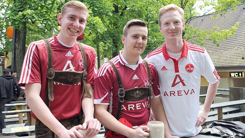 Florian (von links), Jens und Stefan kombinieren gekonnt Trikot und Lederhosen. "Für Samstag erwarten wir ein lockeres 2:0, Bremen ist durch", sagen die drei.