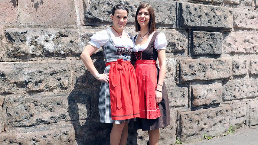 Claudia (25, rechts) studiert BWL in Erlangen und weiß, dass der Erlanger Berg für Studenten Pflichtprogramm ist. Tamara (22) aus Claudias Heimat Ulm ist für den Berg extra zu Besuch gekommen.