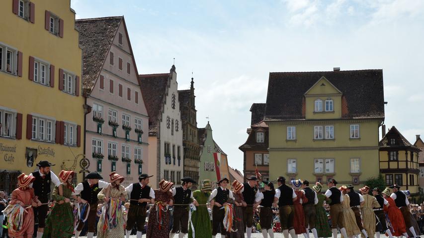 ... über die aufwändigen Kostüme der Mitwirkenden beim Rothenburger Meistertrunk.