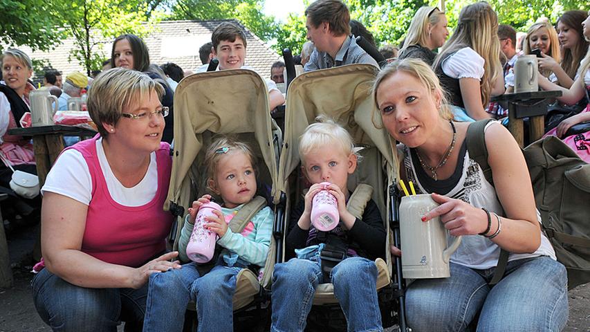 Mama Isabella (29, von links) ist mit ihren Töchtern Marie und Emilie, beide 2, und Tante Marina (31) da. Während Mama und Tante eine Maß Bier genießen, begnügen sich die beiden Mädchen mit Alkoholfreiem aus dem Nuckelfläschchen.