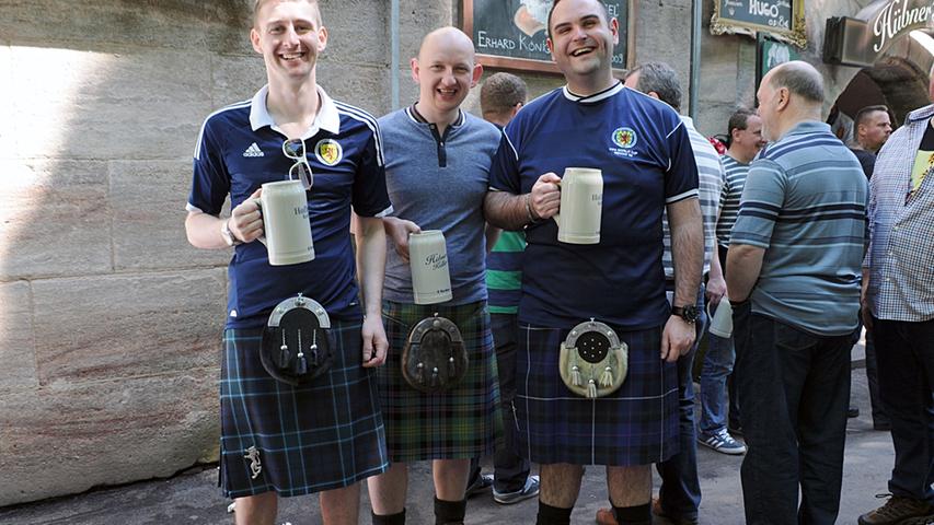 Graeme (von links), Barry und Kenny (alle 30) tragen zum Berg ihre ganz eigene Tracht. Die Glasgower sind in traditionellem Kilt angereist und genießen ein frühes Bier auf der Bergkirchweih.