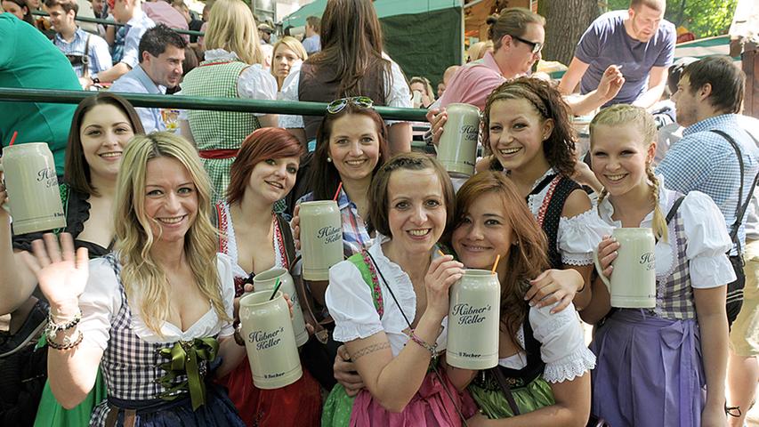 Die Mädchen-Clique aus Bamberg hat sich heute zu einem gemeinsamen Berg-Besuch aufgemacht. Die Kolleginnen, die alle gemeinsam bei H&M arbeiten, genießen ihr Frühschoppen-Bier im Stehen. Auch sie haben keine Bank mehr ergattern können.