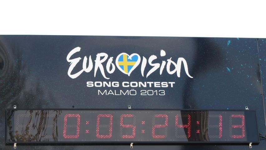 Die große Anzeigetafel auf dem Marktplatz in Malmö zeigt den Countdown: Nur noch fünfeinhalb Stunden bis zum Finale.
