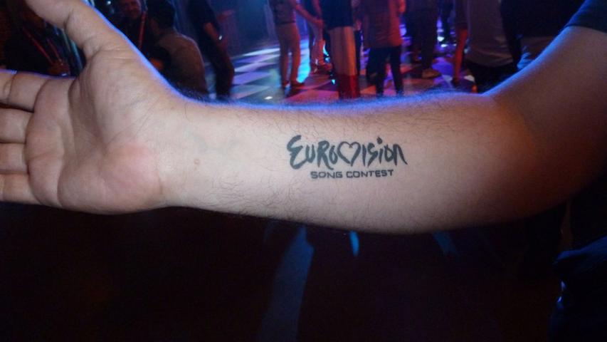 Hartgesottene Fans lassen sich das Eurovision Logo eintätowieren.