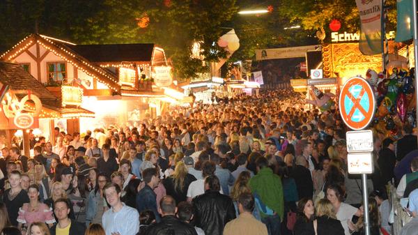 Wer zu Kirchweihzeiten die Bergstraße in Richtung „T“ hinaufläuft, dem bietet sich ein Fest der Sinne: Lichter und Töne überall, wirklich ins Mark gehen aber vor allem: die Gerüche. Die Mixtur aus gebrannten Mandeln, Bratwurst, backfrischen Brezen, dazu an feuchten Tagen nasser Asphalt und vielleicht auch ein bisschen die Ausdünstungen des Kirchweihvolkes lassen das Fieber bei regelmäßigen Berch-Gängern steigen. Vielleicht auch, weil die Rezeptoren entsprechend konditioniert sind und dieser Aroma-Mischmasch bisher fast immer mit schönen Erinnerungen verbunden war. Und auch in Zukunft sein wird.