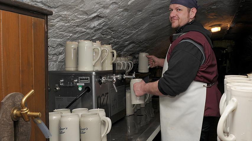 Mario Arneth (39) ist seit 16 Jahren Koch und wohnt in Bayreuth. Jobs, bei denen es schnell gehen muss, wie im Ausschank auf dem Berg, machen ihm sehr viel Spaß.