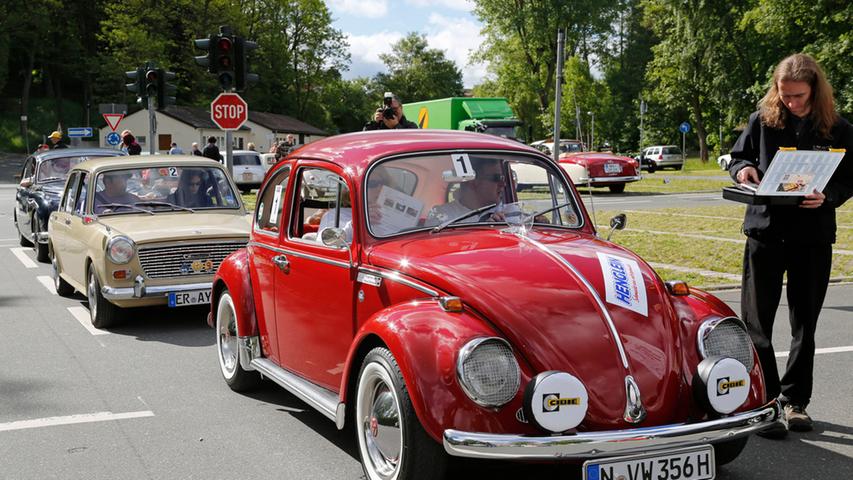 Der VW Käfer darf natürlich auf keiner Oldtimer-Veranstaltung fehlen. Hier mit Weißwand-Breitreifen (oder was man damals eben als Breitreifen bezeichnete).