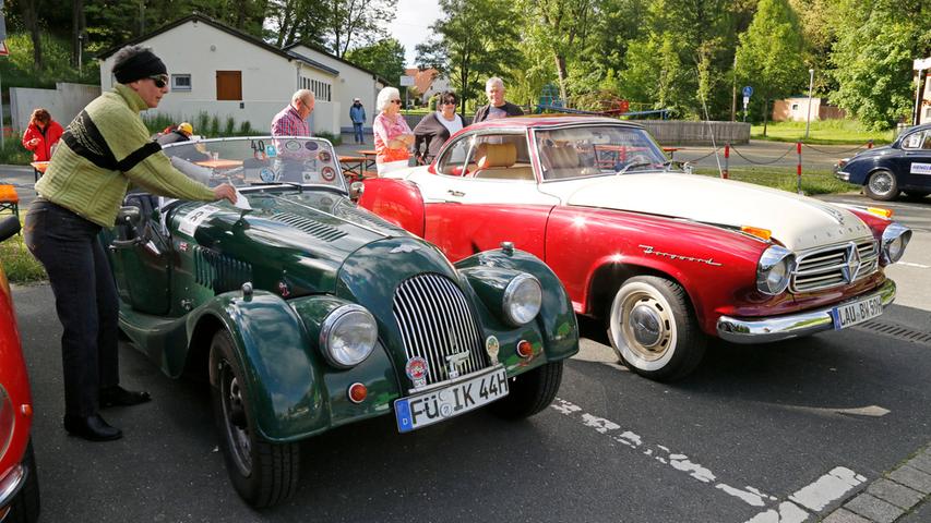 Hier treffen zwei klangvolle Namen aufeinander: Ein Morgan in klassisch britischem "Racing Green" neben einem wunderschönen Isabella-Coupe von Borgward.