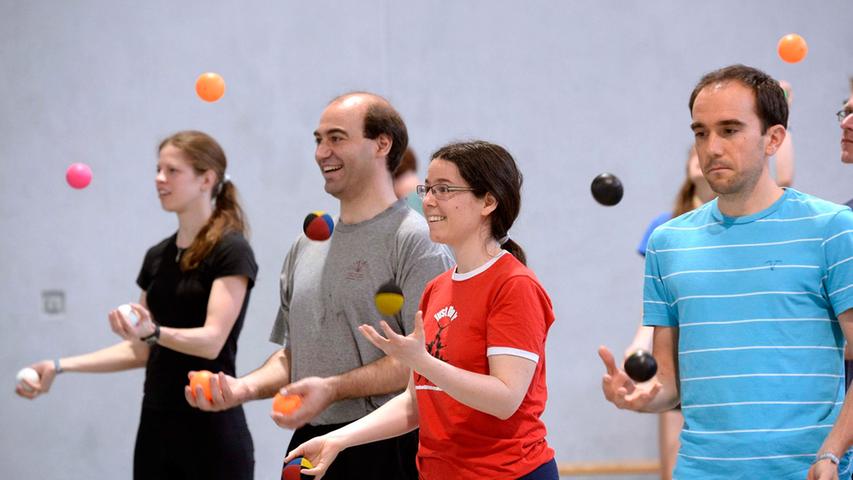 Zur ersten Juggling Convention kamen am Wochenende internationale Jonglier-Stars in die Turnhalle des Herder-Gymnasiums in Forchheim.
