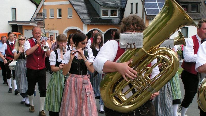 Viel Musik und schöne Trachten beim Kreismusikfest in Weilersbach
