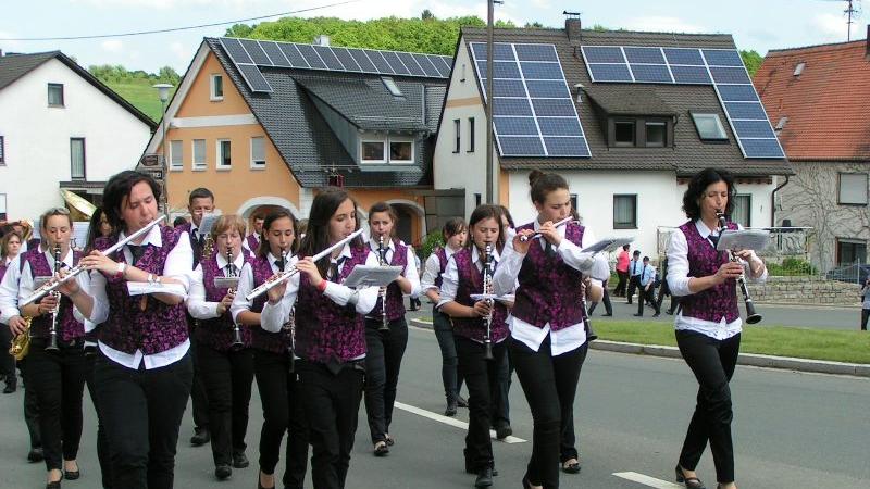 Viel Musik und schöne Trachten beim Kreismusikfest in Weilersbach