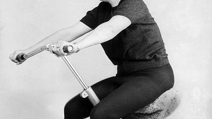 Auf dem fahrradähnlichen Gerät „trainiert“ diese Hausfrau Muskeln und die Bandscheibe. (Zum Artikel: "Neuer Schwung im Frühjahr" )