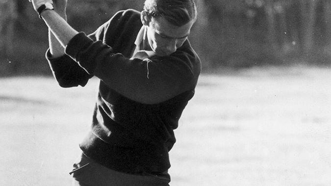 So wird’s gemacht: Golflehrer Jersombeck visiert den kleinen Ball am Boden an. (Zum Artikel: "Der neue Golfplatz im Reichswald" )